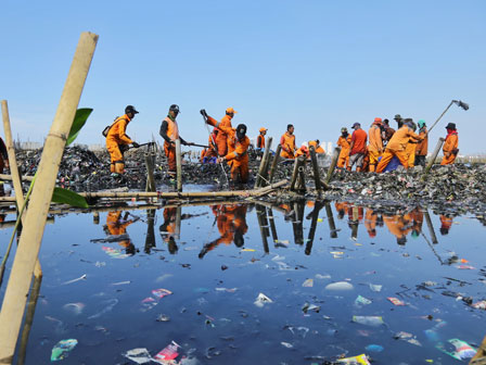 100 Ton Sampah Berhasil Diangkut dari Muara Angke