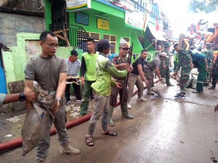  388 Personel Gabungan Bersihkan Sisa Banjir di Tanah Abang