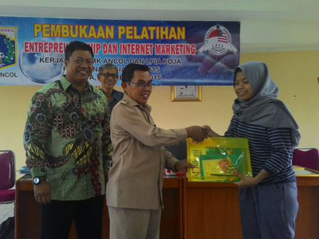  Puluhan Anak Muda Ancol Mendapat Pelatihan Internet Marketing 