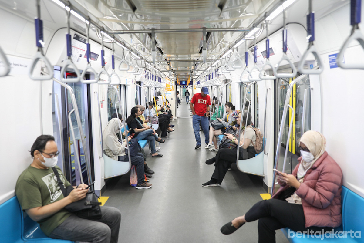 Penumpang MRT Jakarta