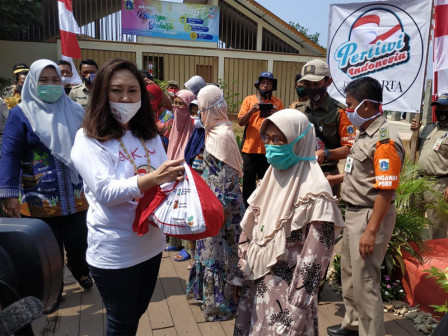 Lansia Kelurahan Pulau Untung Jawa Mendapatkan Bantuan 500 Paket Sembako