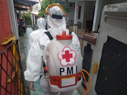  PMI Kota Jaksel Semprot Cairan Disinfektan di RW 01, Kelurahan Jatipadang