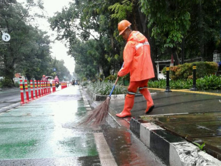 PPSU Kebon Sirih Bersihkan Genangan 