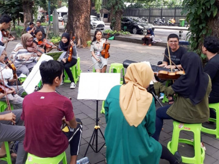        KTSC Manfaatkan Taman Suropati Sebagai Wadah Bermain Musik