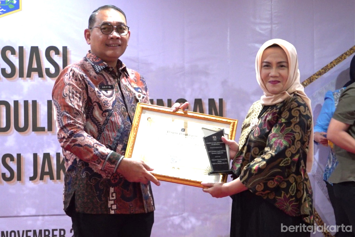 Pemberian penghargaan Program Kampung Iklim dan Adiwiyata bagi 23 sekolah di Jakarta Pusat