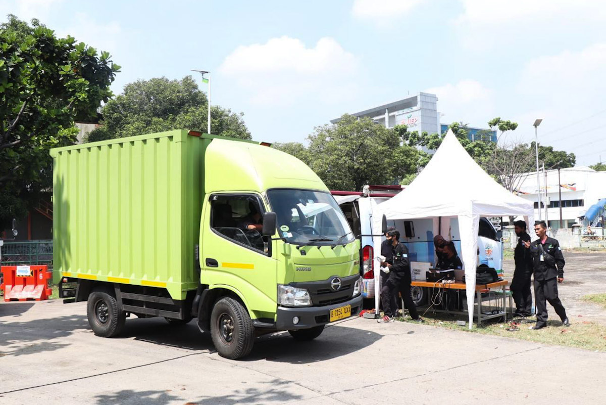 petugas dari dinas LH melakukan uji emisi