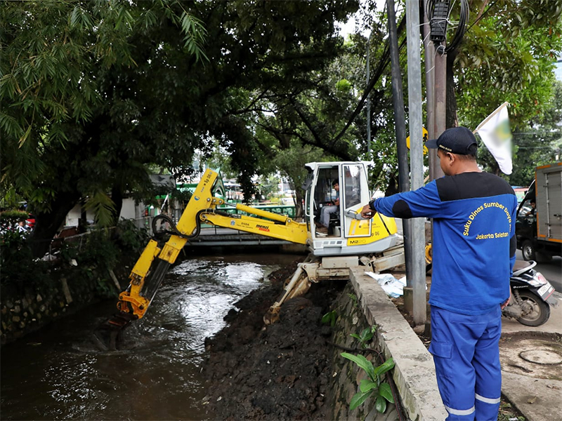 https://multimedia.beritajakarta.id/photo/2014_508c75c8507a2ae5223dfd2faeb98122/ Antisipasi Genangan, SDA Jaksel Keruk Lumpur di Kali Baru Barat