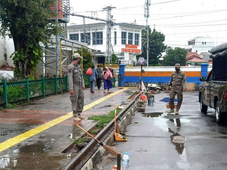  12 Lapak PKL di Stasiun Senen Ditertibkan 