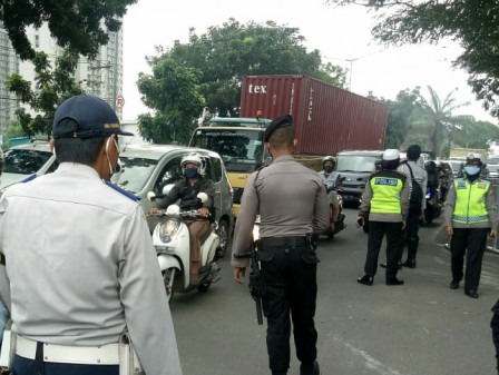 Jumlah Pelanggar Aturan PSBB di Perbatasan Jakarta Barat Turun