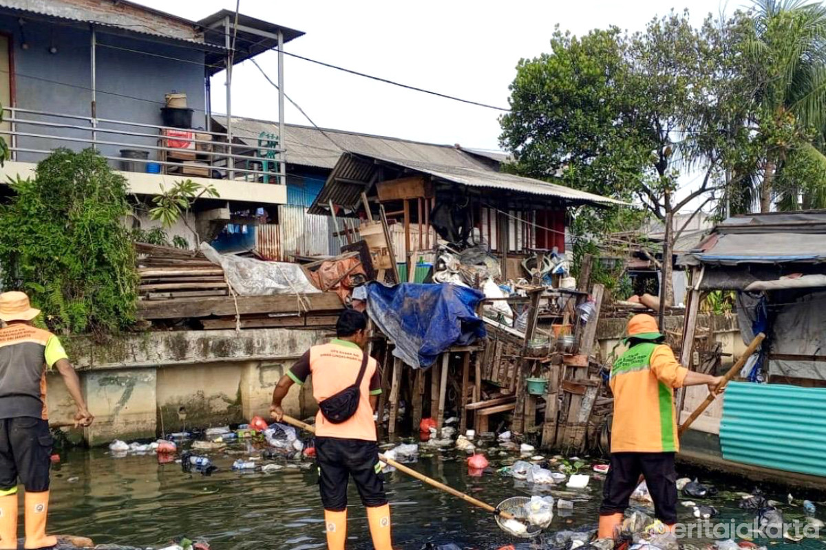 https://multimedia.beritajakarta.id/photo/2014_508c75c8507a2ae5223dfd2faeb98122/UPS Badan Air Kecamatan Penjaringan Rutin Bersihkan Sampah di Kali Angke