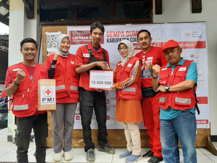 PMI Kepulauan Seribu Serahkan Bantuan Korban Gempa Cianjur 