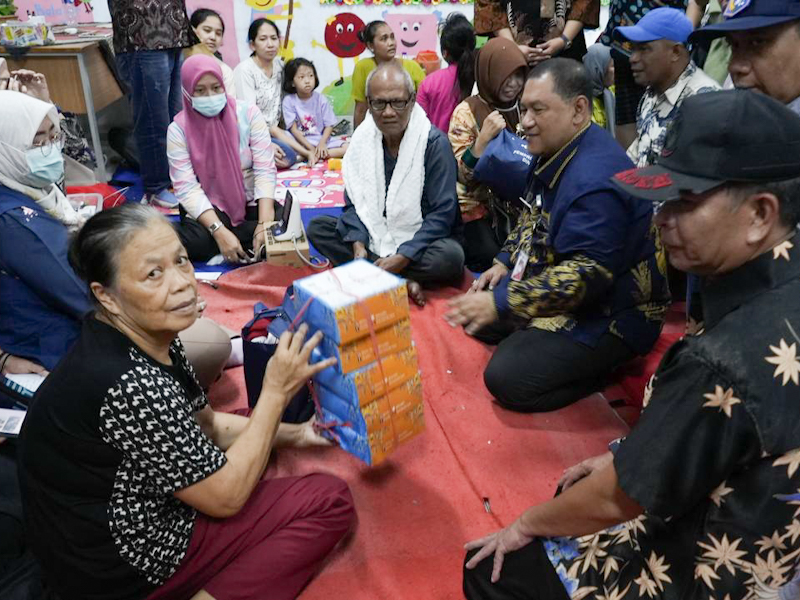 Wawalkot Jakarta Utara Serahkan Bantuan ke Penyintas Banjir di Sukapura