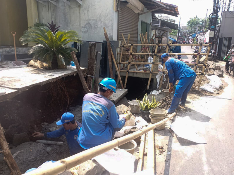 Tujuh Satgas SDA Perbaiki Turap Saluran Air di Rambutan 