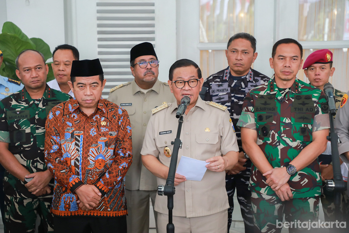Pramono memberikan keterangan usai rapat khusus bersama Forkopimda DKI