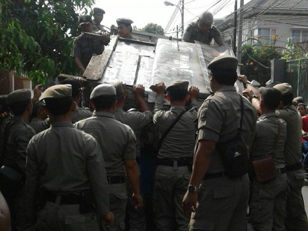 Membandel, Belasan Lapak PKL di Pasar Manggis Diangkut