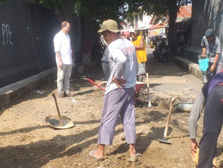 Jalan Kompas di Kembangan Utara Diperbaiki 