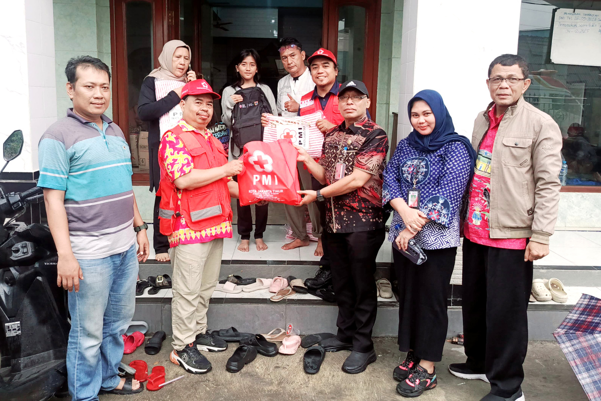 PMI Jaktim memberikan bantuan penyintas kebakaran di Cakung Timur