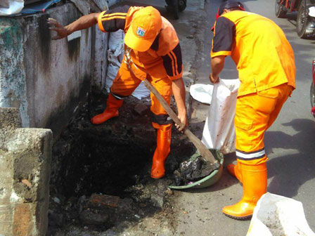 Saluran Air Padat Lumpur di Jl Pinang Raya Dibersihkan