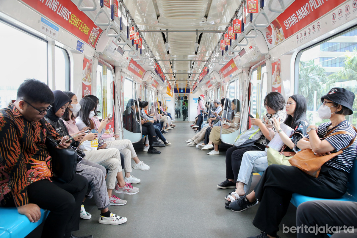 Suasana di dalam Gerbong kereta MRT Jakarta