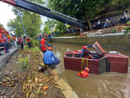10 Personil Gulkarmat Berhasil Evakuasi Mobil di Jalan M Kahfi 2
