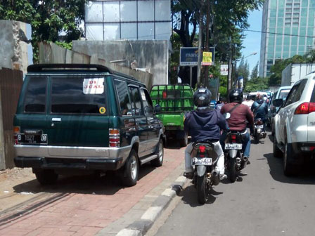 Trotoar di Jalan Aipda KS Tubun Jadi Parkir Kendaraan