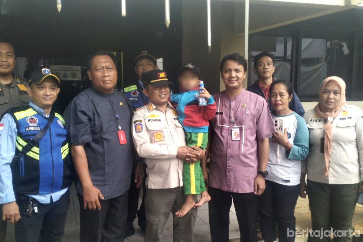 Petugas Gercep Beri Perlindungan Sosial Anak Diduga Ditinggal Ayah di Pasar 