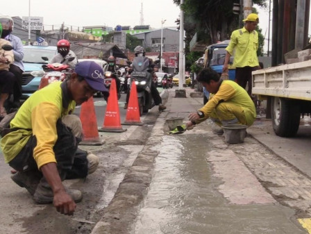 Trotoar Rusak di Jl Dewi Sartika Diperbaiki