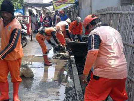 Akibat Rob, Delapan Gerobak Sampah Diangkut Petugas PPSU di Kamal Muara