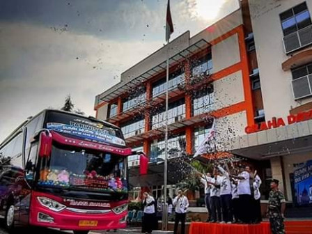 PT JIEP Lepas Bus Pemudik dalam Mudik Bareng