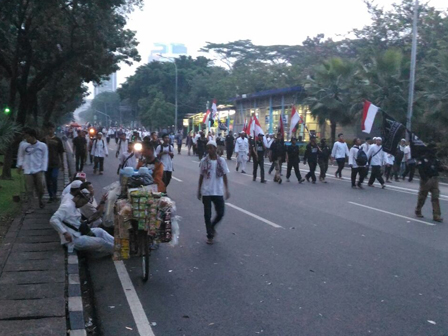 Massa Pengunjuk Rasa Mulai Membubarkan Diri