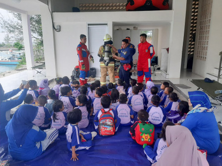 Siswa TK di Pulau Tidung Diedukasi Profesi Pemadam Kebakaran 
