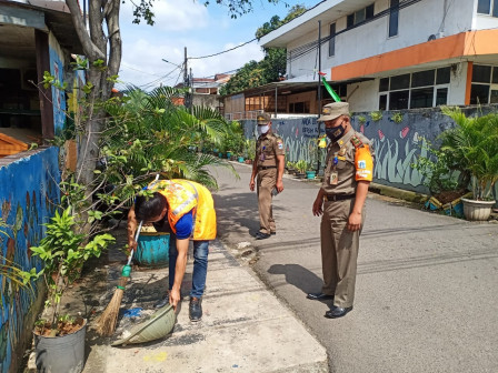13 Pelanggar Prokes di Kelapa Dua Disanksi Menyapu Jalan