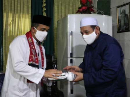  Wali Kota Jaktim Serahkan Bantuan ke Anak Yatim/Piatu di Lubang Buaya