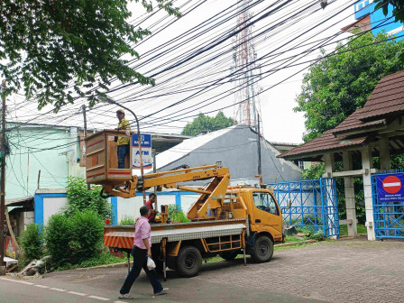 Kabel Sembrawut di Jalan Pengadegan Timur II Ditertibkan