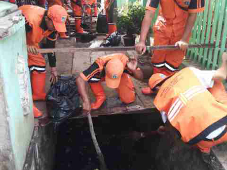  Saluran di Depan Pasar Swadaya Pondok Labu di Bersihkan 