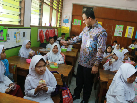  Gubernur Tinjau Pelaksanaan Program PMT-AS di Cengkareng 