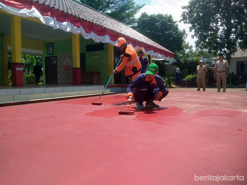 Proses pengecatan ulang pada sejumlah titik area di RPTRA Dahlia