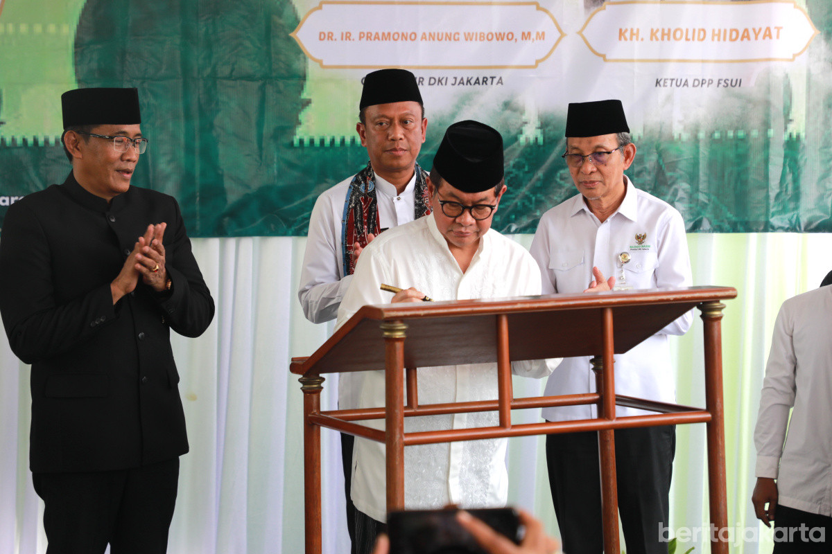 Prosesi penandatanganan prasasti peresmian kantor DPP FSUI DKI Jakarta di Jakarta Timur