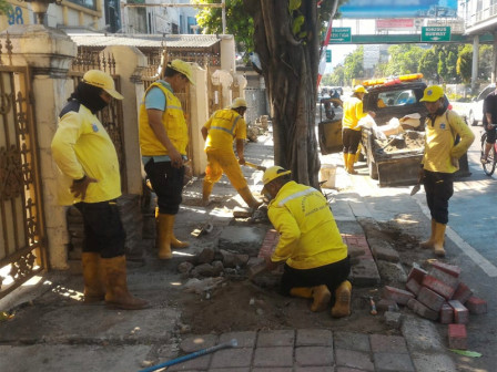 Sudin Bina Marga Jaksel Perbaiki Trotoar Jl Mampang Raya