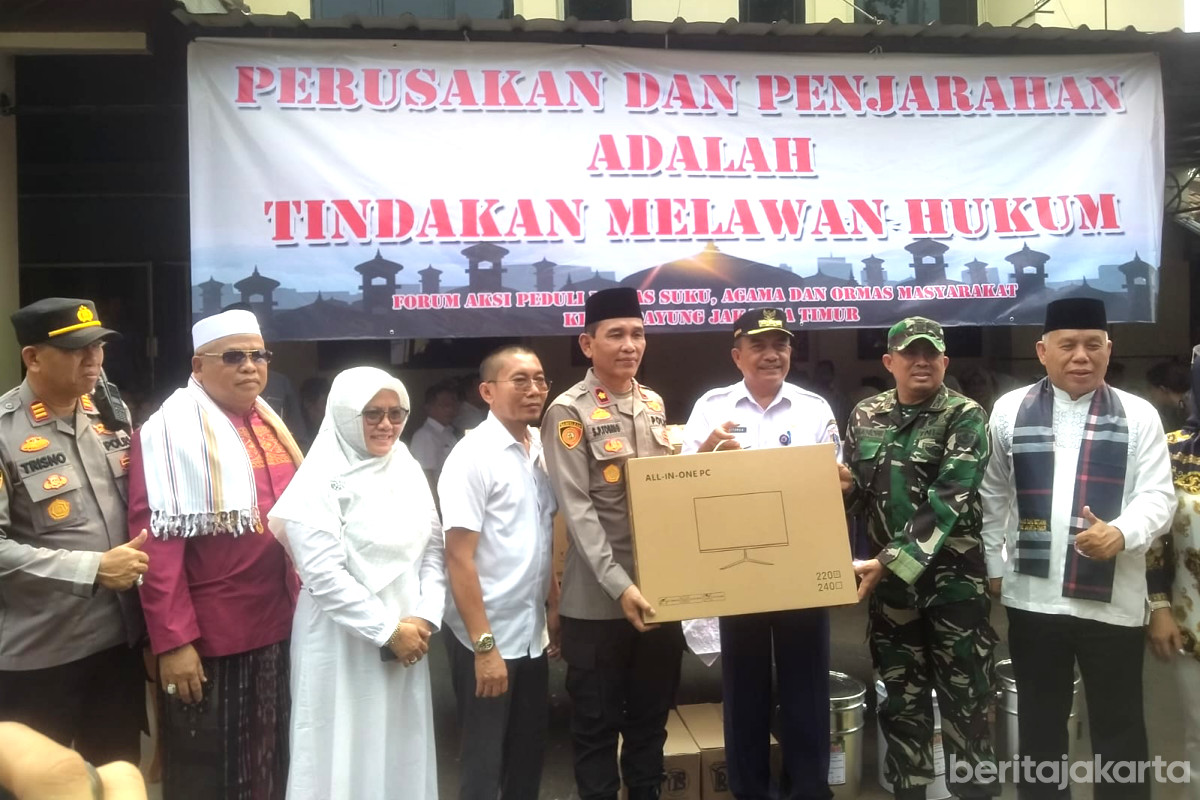 Forum Lintas Agama Serahkan Bantuan ke Polsek Cipayung