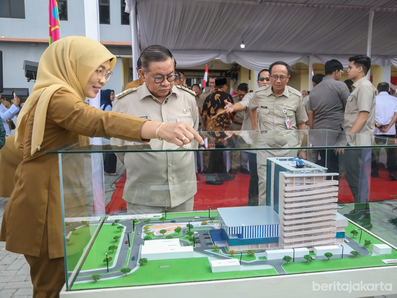 Gubernur dan Kepala Dinas Kesehatan DKI Jakarta melihat maket Pembangunan RS Royal Batavia Cakung