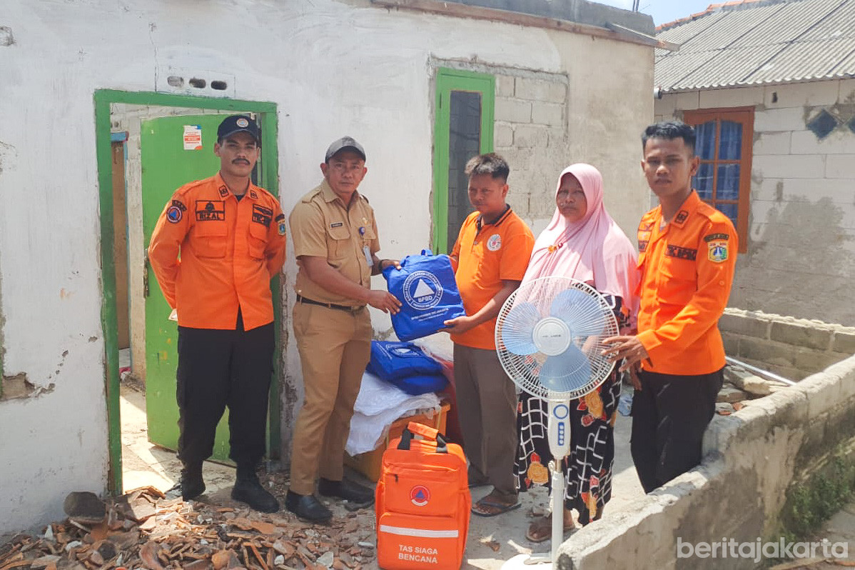 Penyerahan bantuan kepada warga terdampak angin kencang di Pulau Panggang