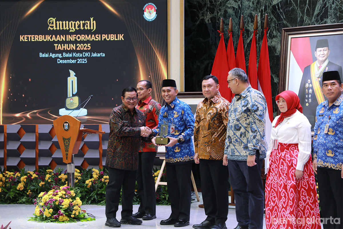 Pramono menyerahkan penghargaan pada acara Anugerah Keterbukaan Informasi Publik (KIP) Tahun 2025