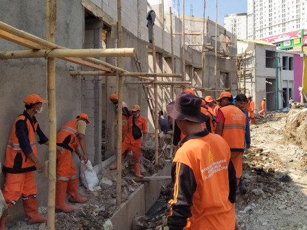  80 PPSU Bersihkan Puing Pembangunan Kampung Gembira Gembrong 