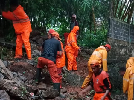 15 Petugas PPSU Kebagusan Tangani Tembok Roboh