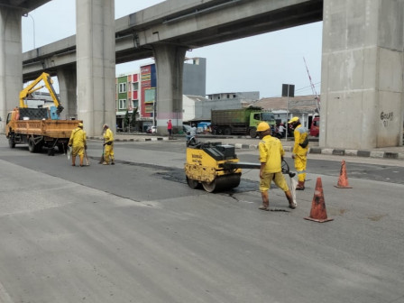Petugas Perbaiki 11 Titik Kerusakan Jalan di Sepanjang Jalan Raya Enggano-Jalan Sulawesi Tanjung Pri
