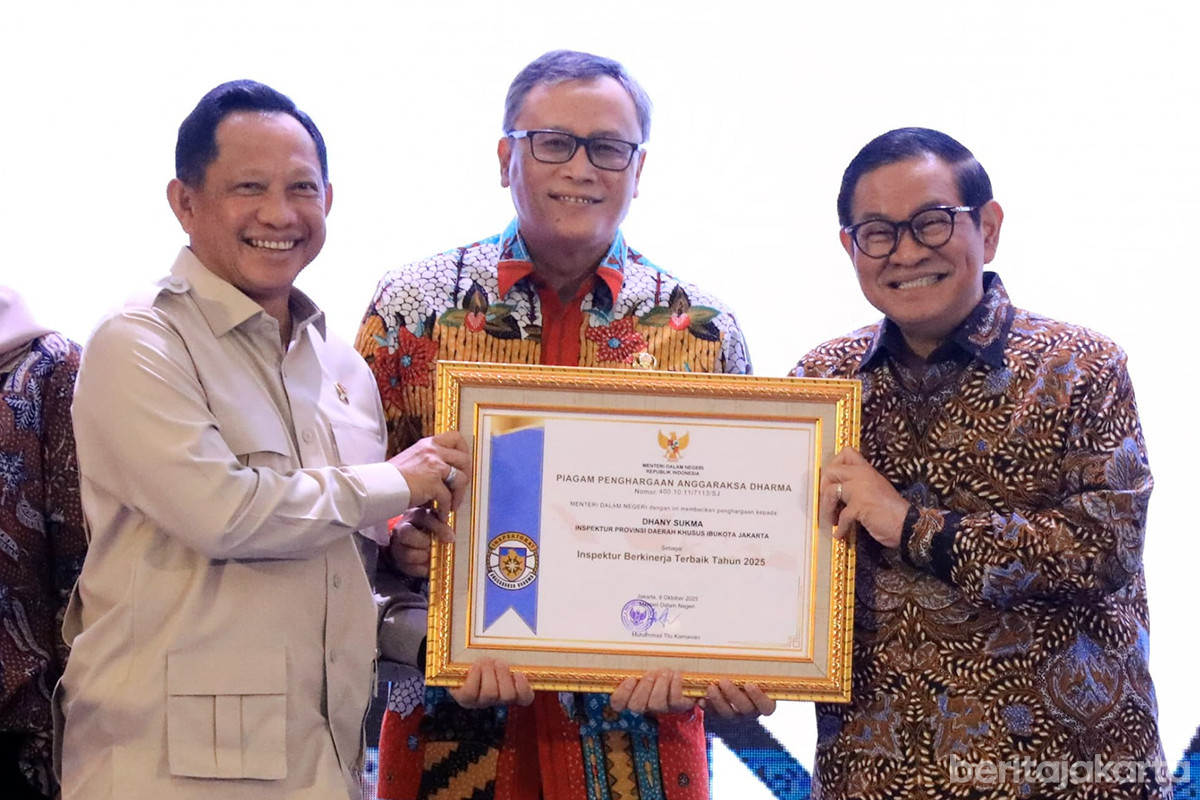 Mendagri Tito Karnavian memberikan penghargaan kepada Inspektur DKI Jakarta, Dhany Sukma