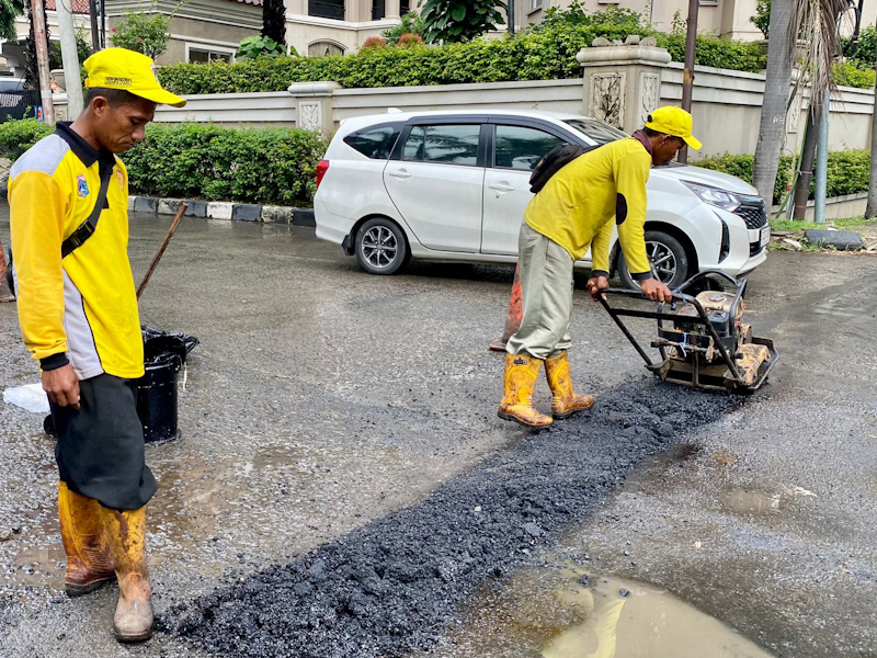 Delapan Titik Jalan Rusak di Jalan Lodan Raya Diperbaiki