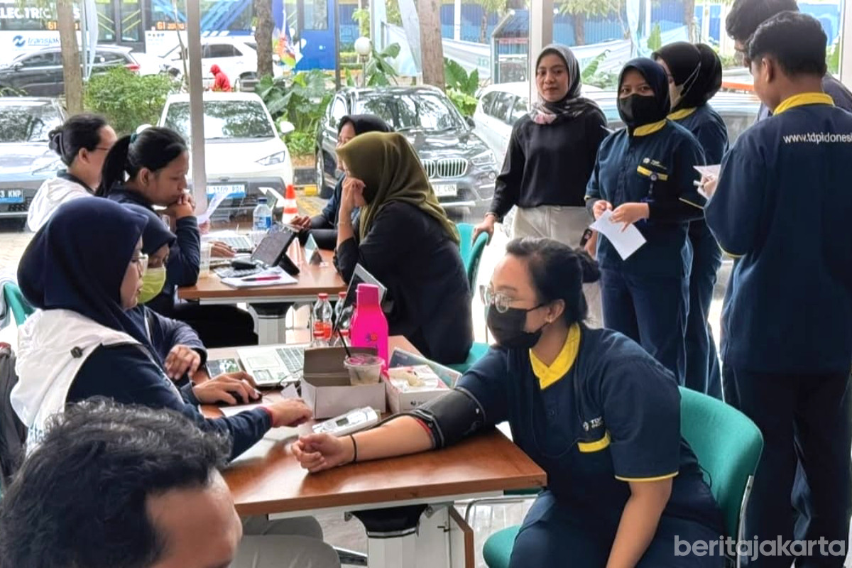 Sejumlah warga memanfaatkan layanan kesehatan yang disediakan oleh Sudinkes Jaksel