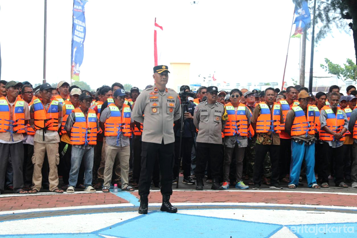 Personel Gabungan dan Nelayan Kepulauan Seribu mengikuti Apel Besar Kamtibmas